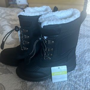 Eddie Bauer boots. New with tag. Light and warm. Size 13.